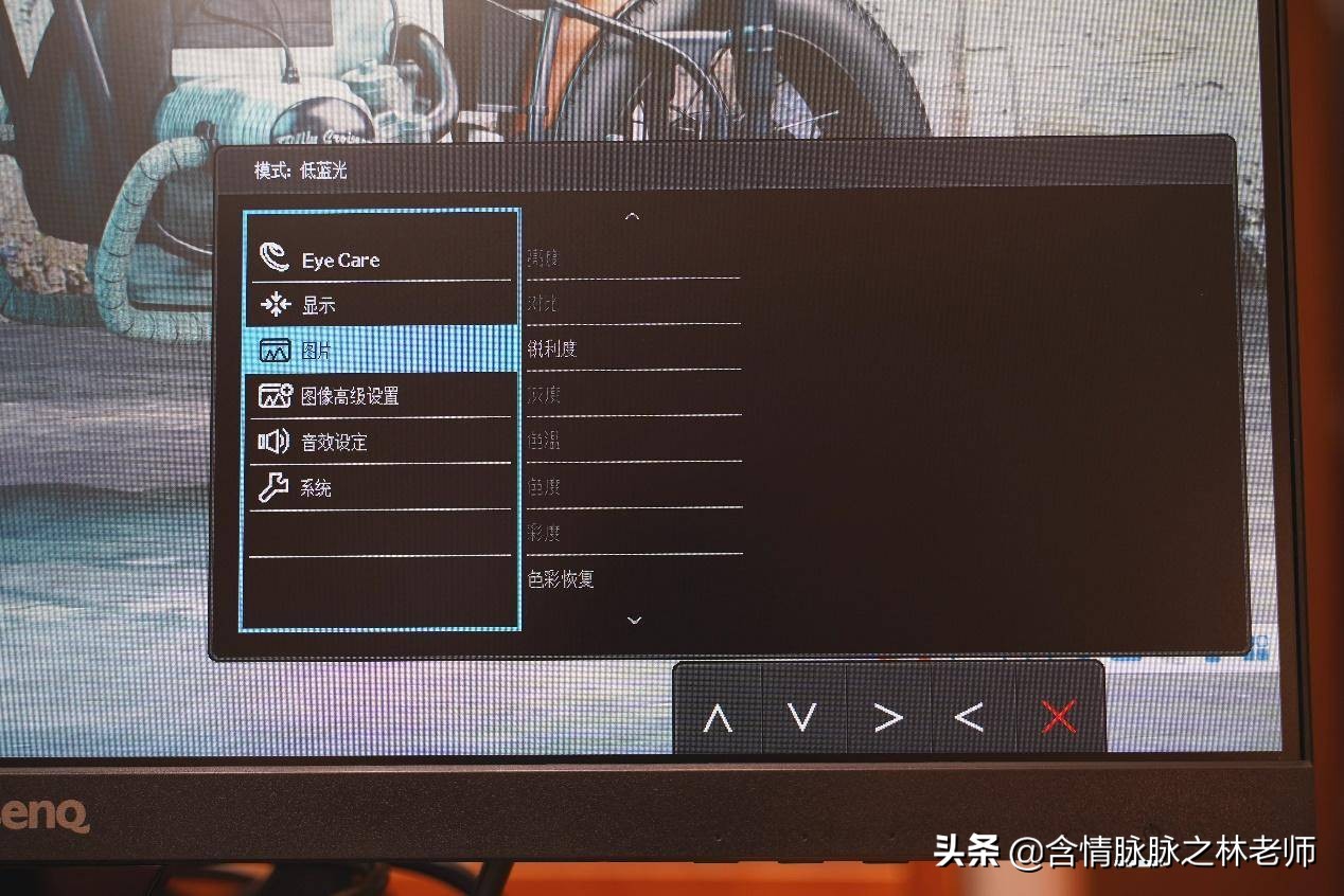 办公桌面打造,笔记本桌搭外接显示器精致布局