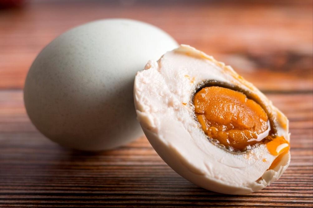 用热盐水腌咸鸭蛋冒油不咸的方法,腌咸鸭蛋放了白醋怎么办