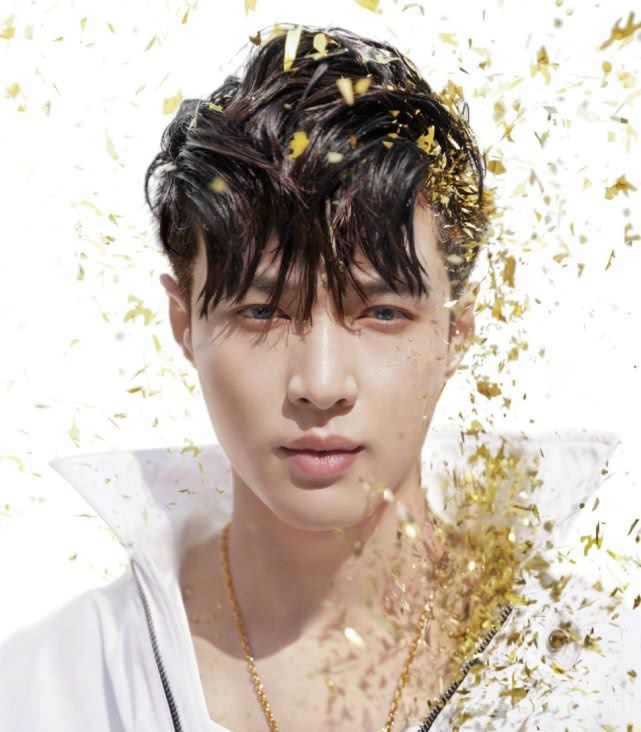 韩国男团戴美瞳真的太好看了！边伯贤、金泰亨谁更适合带美瞳呢？