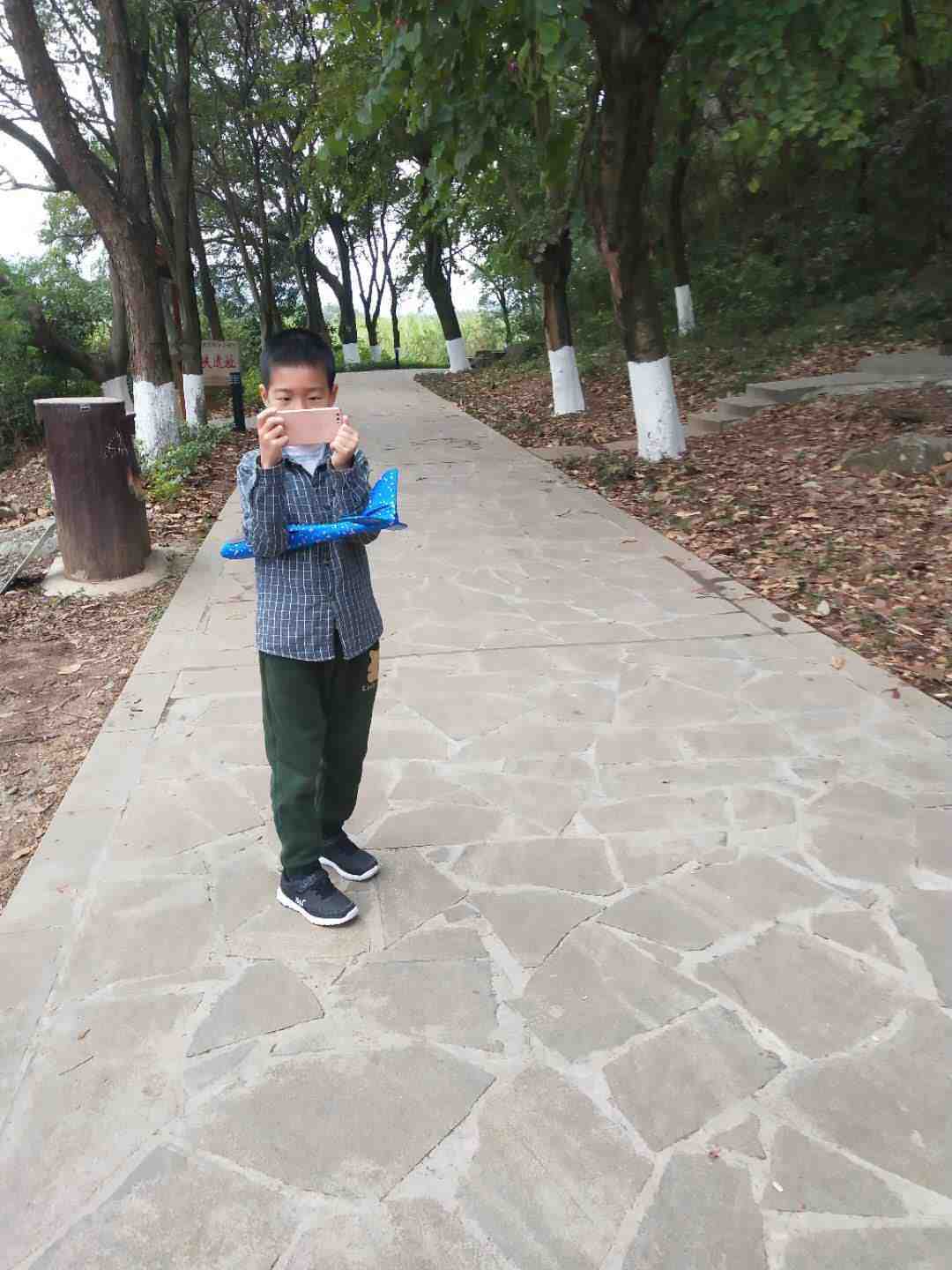 情知不久须相见，一日甚三秋，愁来不自由。‖马坝人遗址公园