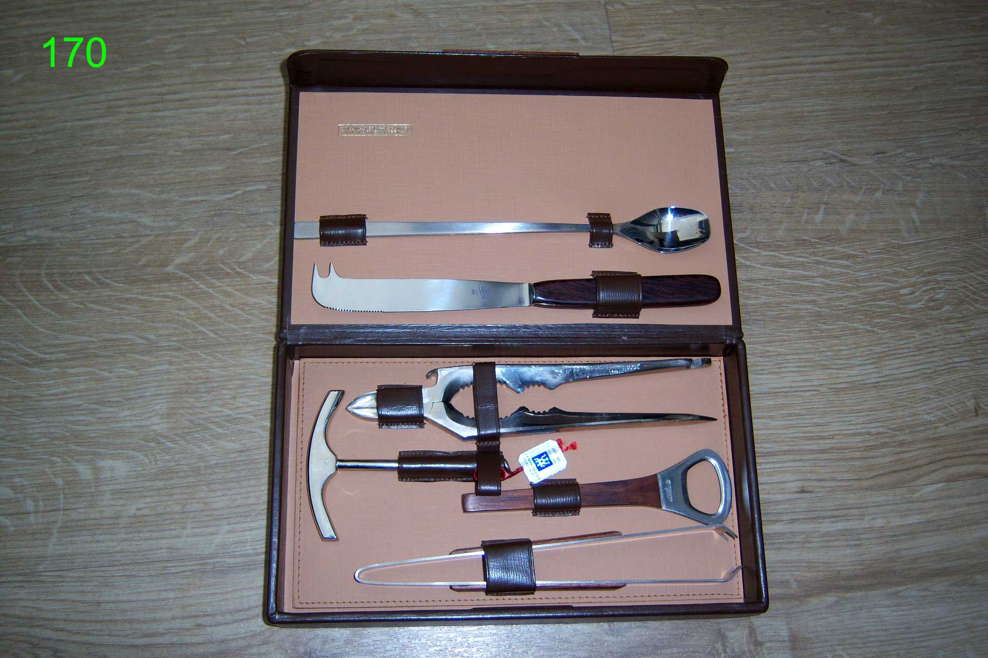 厨房餐桌上的世纪回眸：个人收藏双立人古物目录Season17