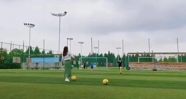 刘涛穿长裙陪孩子们踢球,玩的太开心,高抬腿扣子崩开险些走光