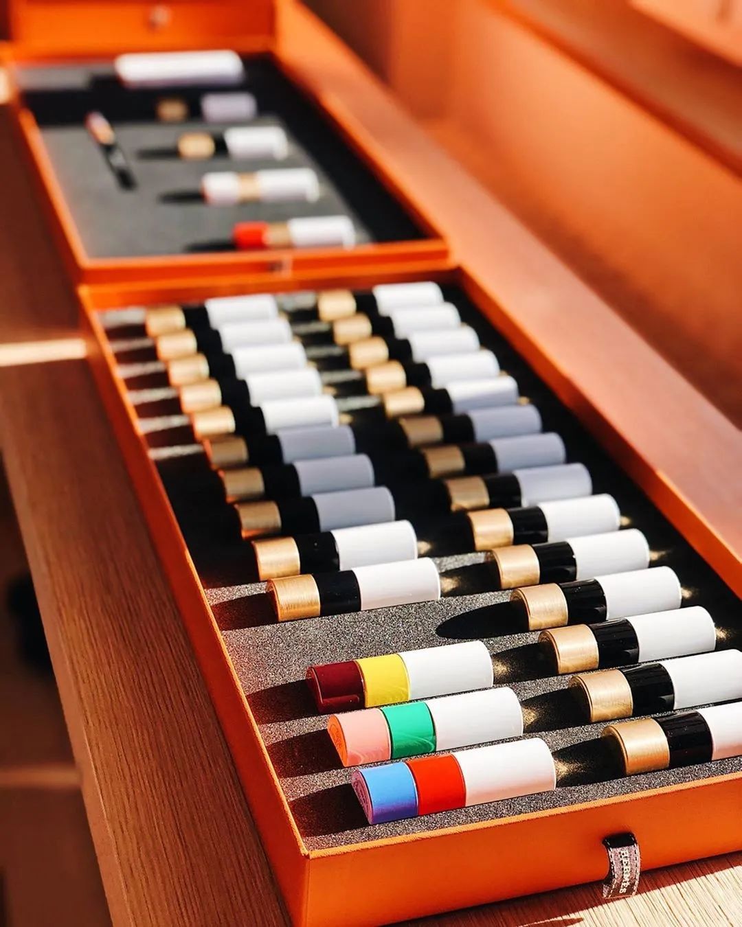 奢侈品下场battle卖口红，爱马仕、周仰杰，该买哪一支？