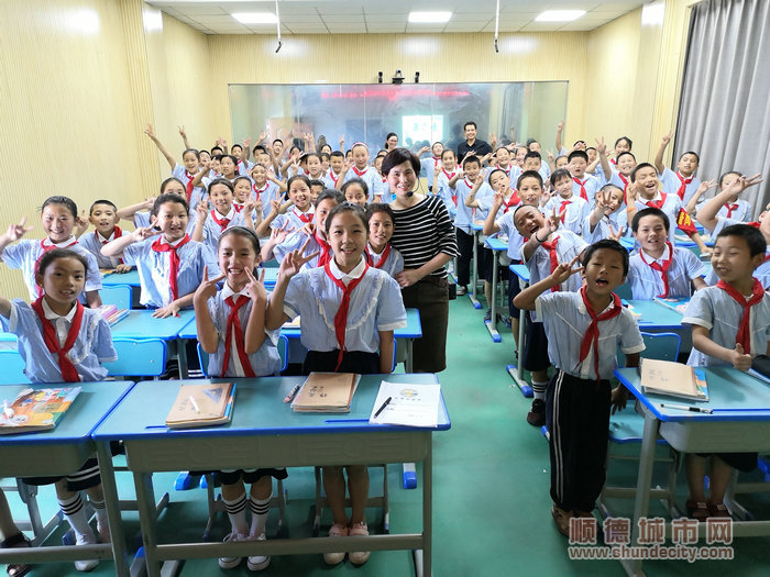 教坛耕耘三十载呕心沥血育英才,教坛工作几十载