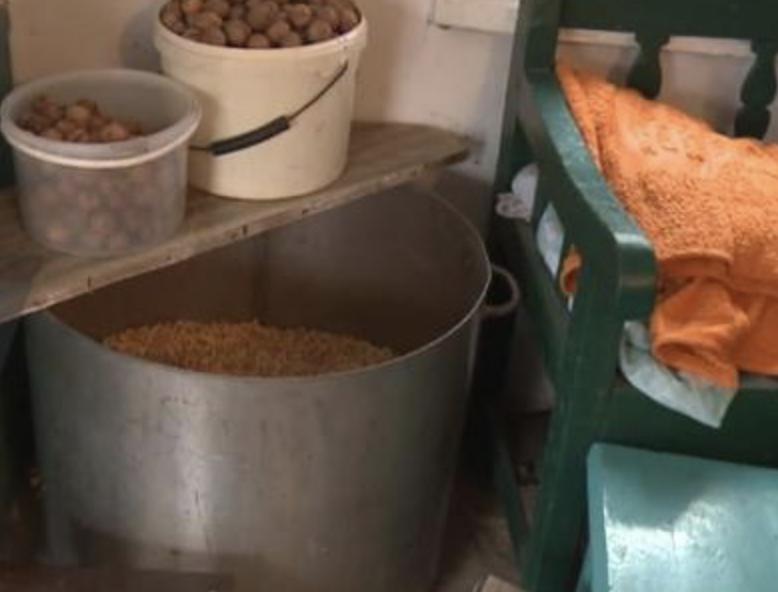 乌克兰夫妇用“LV”限量皮箱装鸡食几十年：不知道它那么贵