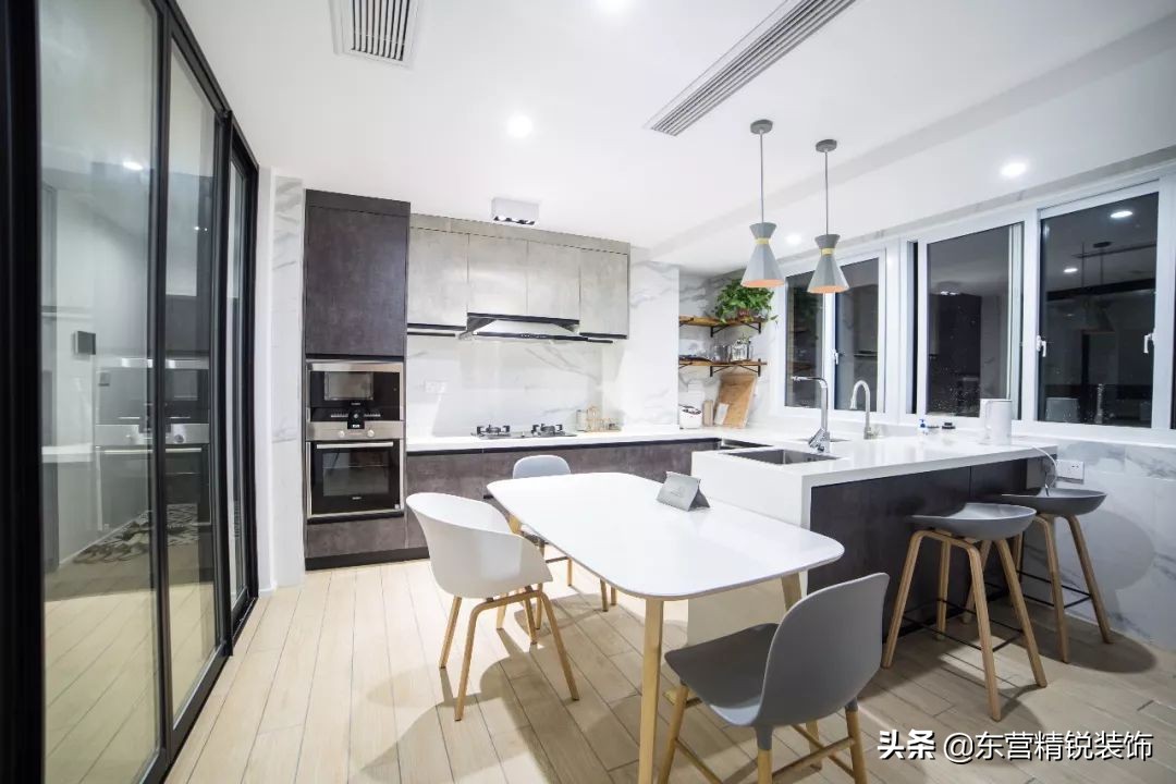 餐厨一体设计让空间显得很宽敞,餐厨客厅一体设计效果图