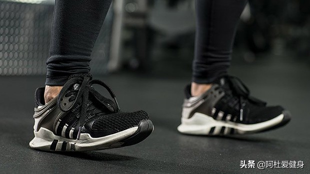 深蹲为什么要脚尖朝前,深蹲翘脚尖是什么原因