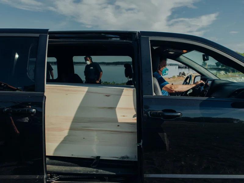 尸体堆积!纽约650名新冠死者无法入土,躺卡车8个月到腐烂