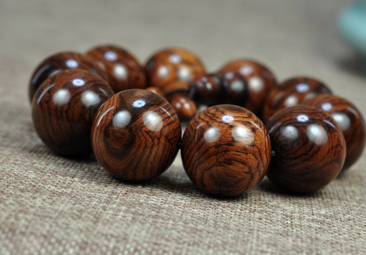 海南黄花梨手串的正确盘玩方法,黄花梨手串盘玩发涩发粘怎么回事