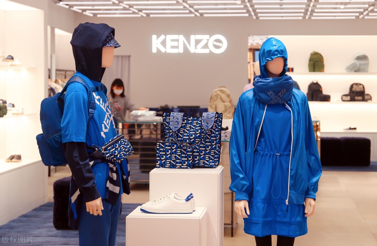 90女孩开服装店2个月赚20万,开个小服装店一年利润