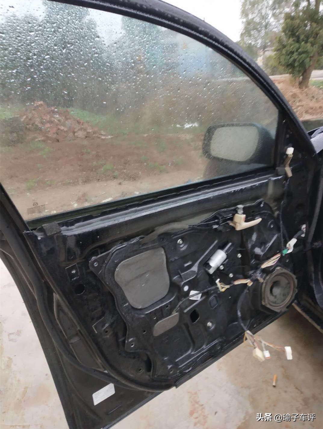 老车钥匙忘车里了砸哪个玻璃最好,车钥匙丢了砸哪个玻璃