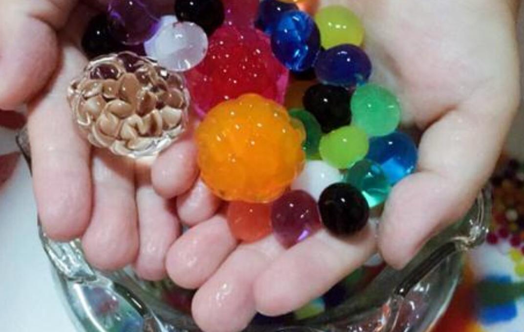 外国小孩被玩具洋娃娃吓哭,六岁女童被洋娃娃吓哭了