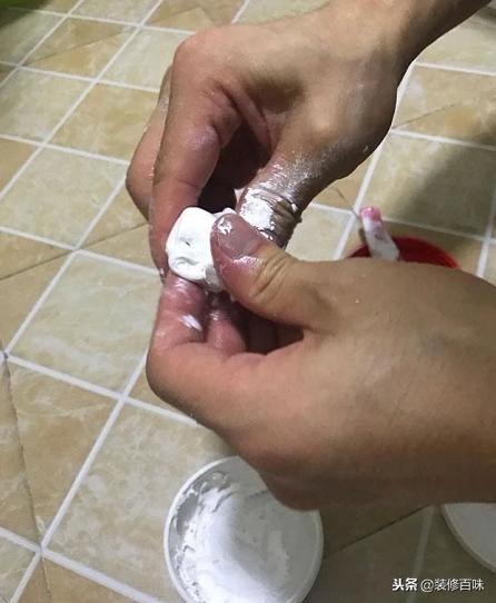 白色的玻璃胶发霉什么原因,家里的玻璃胶发霉怎么办