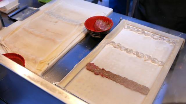 28岁小伙开店卖肠粉,摆摊卖肠粉一天300个月赚多少钱