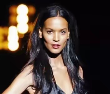 她4岁被*暴强**，5岁被割生殖器，13岁嫁60岁老头，22岁时惊艳世界