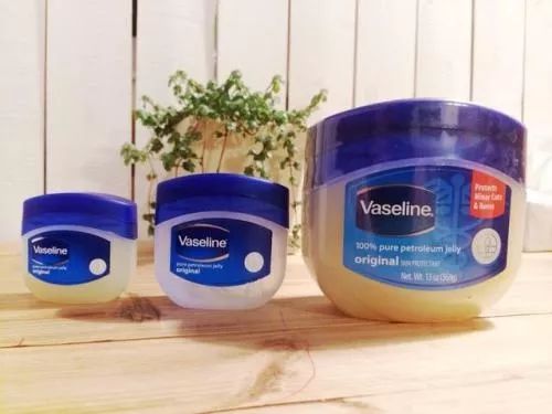 嘴唇干裂脱皮涂了润唇膏也没用,嘴唇干裂脱皮润唇膏女生推荐