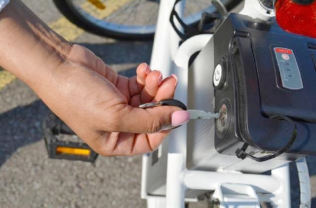 电动车新电池天天充能损坏电池吗,电动汽车天天充电对电池有影响吗