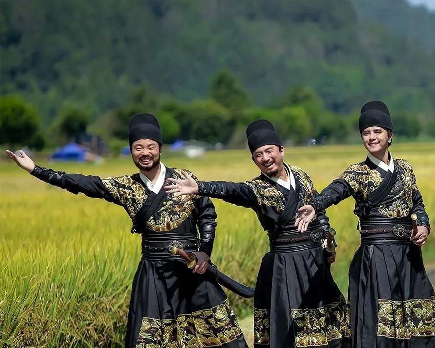 汉服那么好看为什么还穿现代装,汉服好看但是不能穿