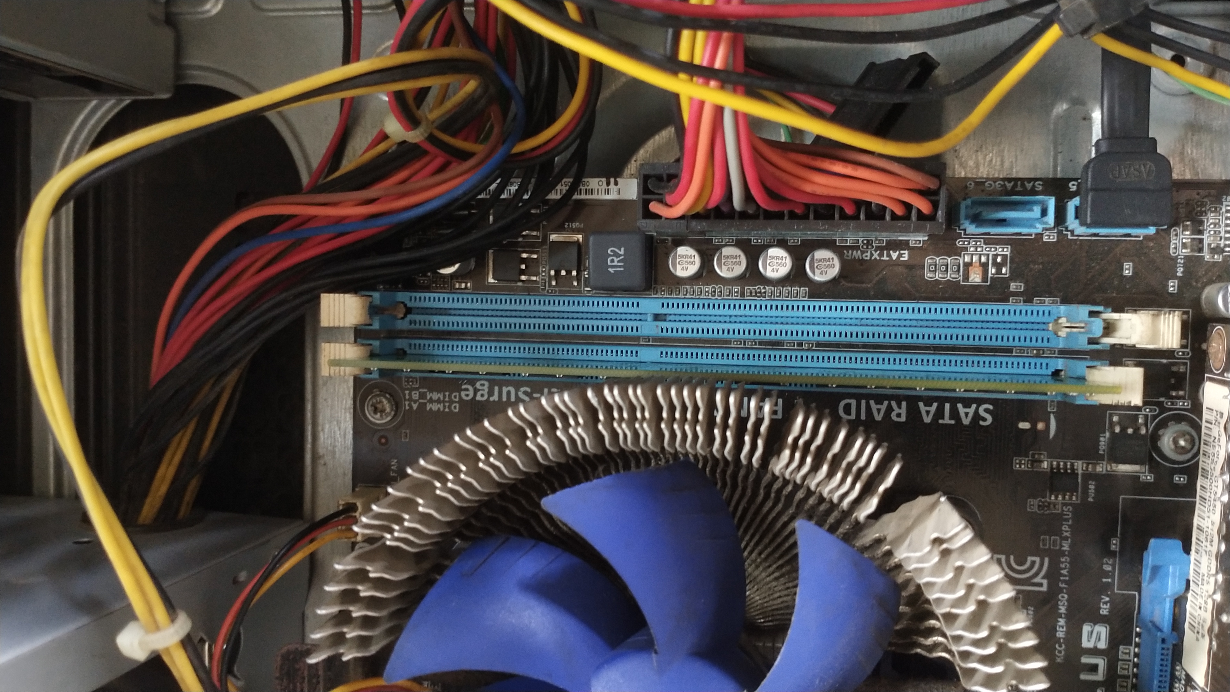 脑瘫小伙用脚详写电脑开机黑屏的原因以及解决方案