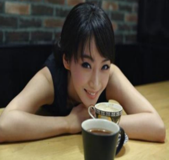 她是清朝后人却从不接清宫戏,她是爱新觉罗家族后裔