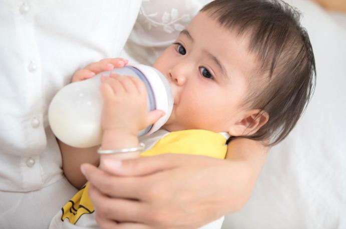 宝宝每次喝奶的量都很少怎么办,宝宝每次喝奶都剩30ml怎么办