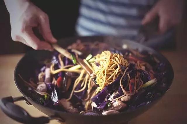 锅糊了炒菜油烟大吗,无油烟锅炒菜不好吃怎么办