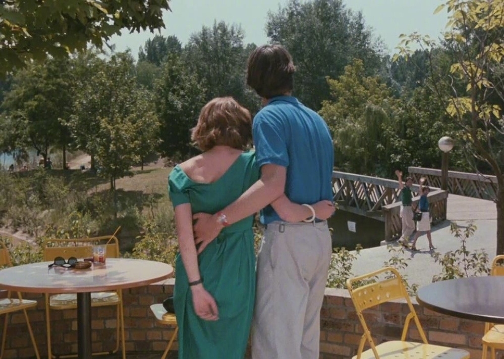 在候麦电影中寻找夏天，豆沙色上衣清纯减龄，值得借鉴