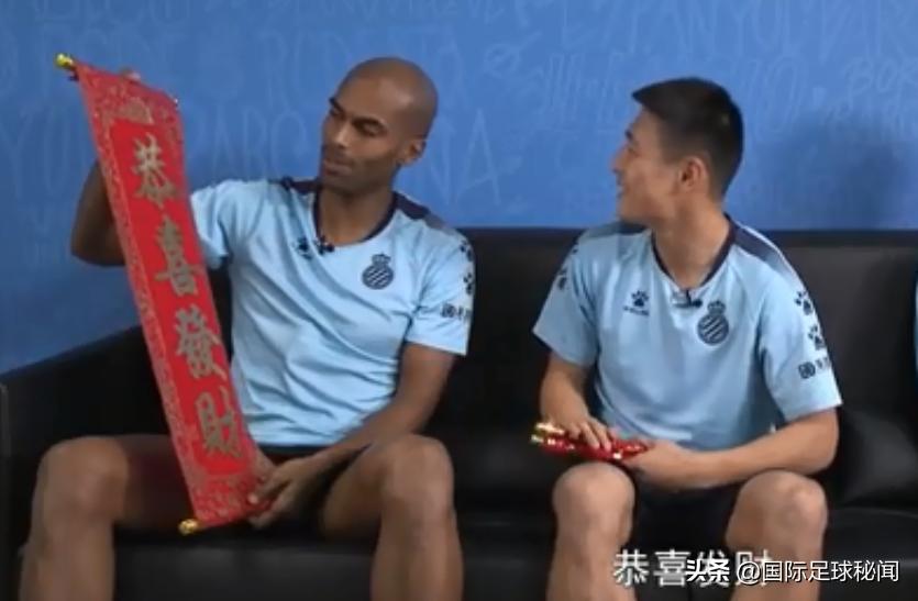 西语超流利！武磊登陆西甲一周年，携俩老外队友一起拜大年