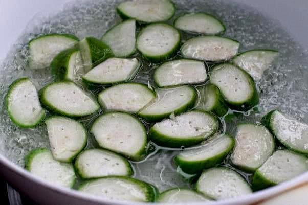 油条怎么炒好吃又松软,腊肉炒油条的家常做法