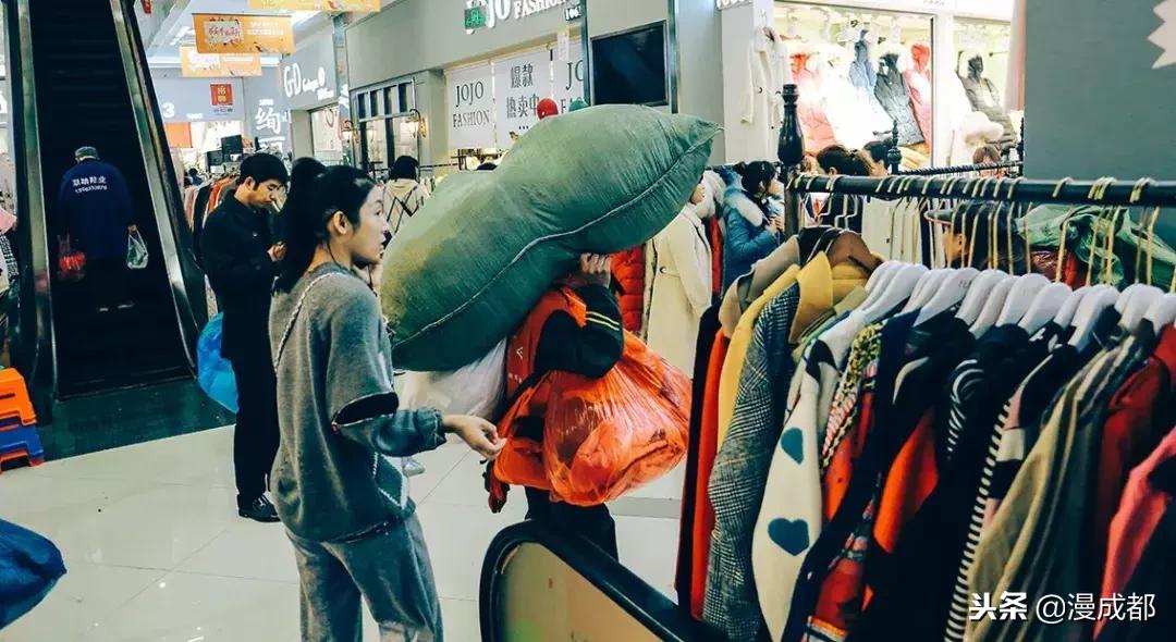 据说不来这里就白来成都，你一定没有见过这么魔幻又传奇的荷花池