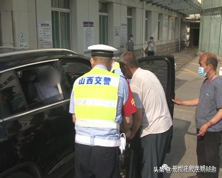 交警开道护送颅骨骨折儿童就医,市南交警紧急开道送断指伤员就医