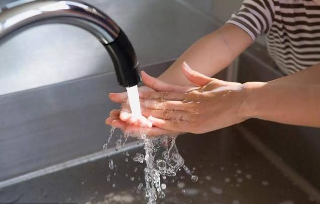 小孩不小心把手伸进煤气灶烫到了,开水烫伤婴儿手怎么处理