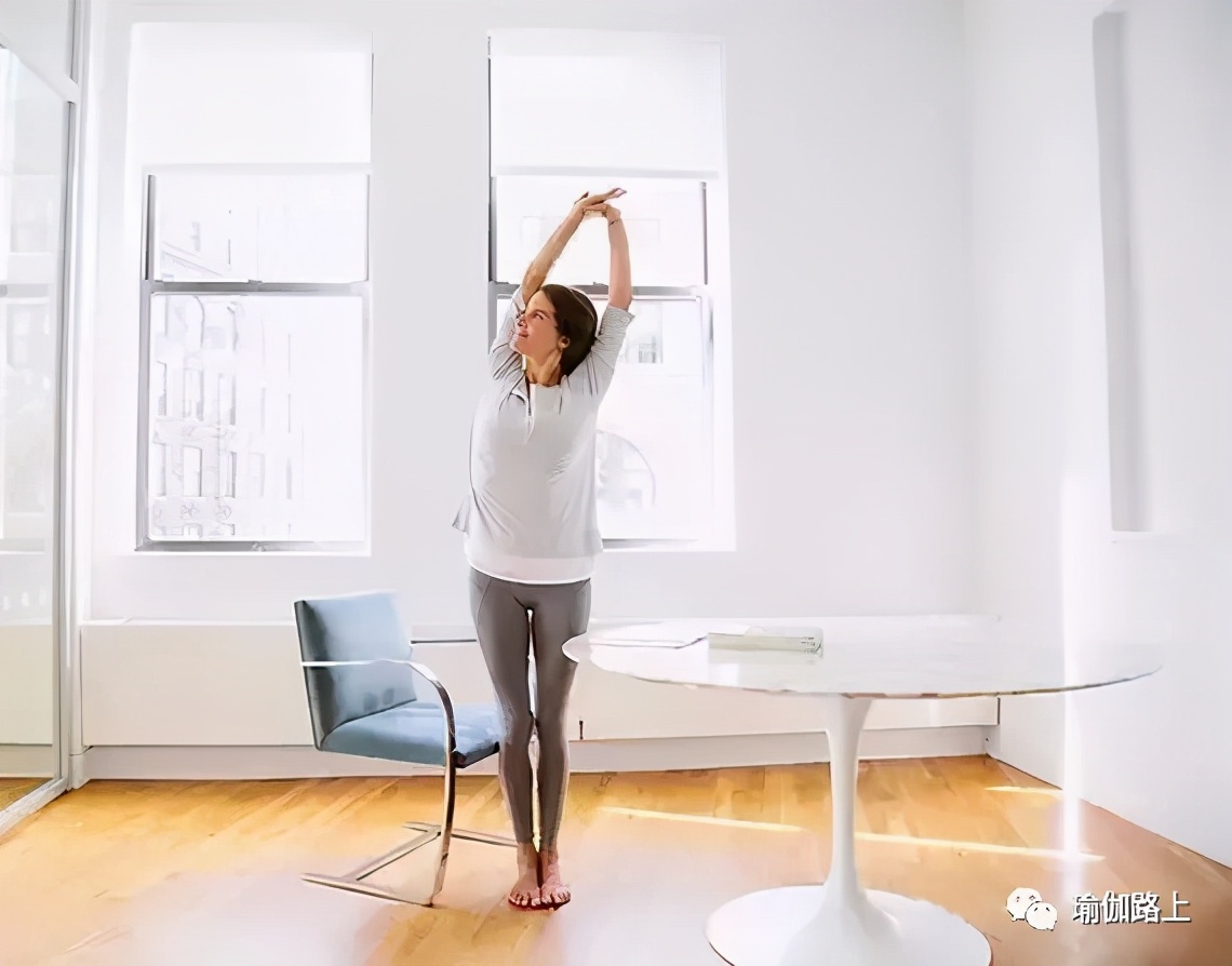 办公室瑜伽缓解全身疲劳,适合办公室健身瑜伽初级教程