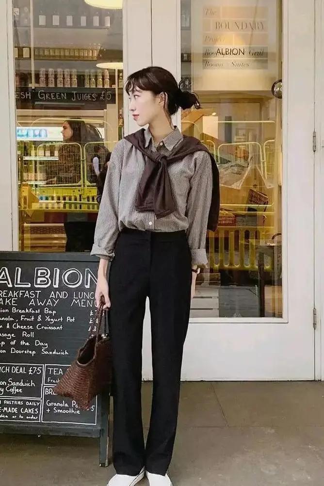 牛仔衬衫叠穿哪种款式和颜色适合,灰色衬衫怎么搭配出高级感叠穿