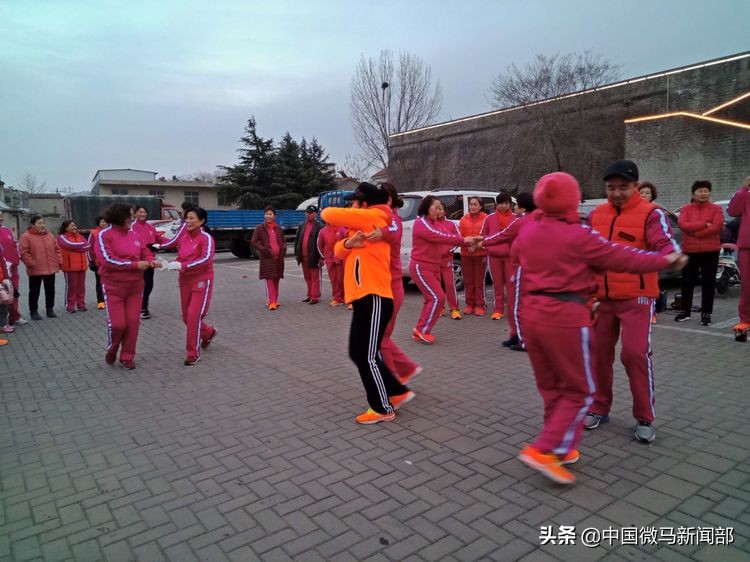 海州体育馆一路同行健步队,连云港微马海州健步队
