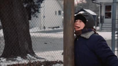 为什么冬天舔铁舌头会粘住,冬天舔铁栏杆为什么粘舌头