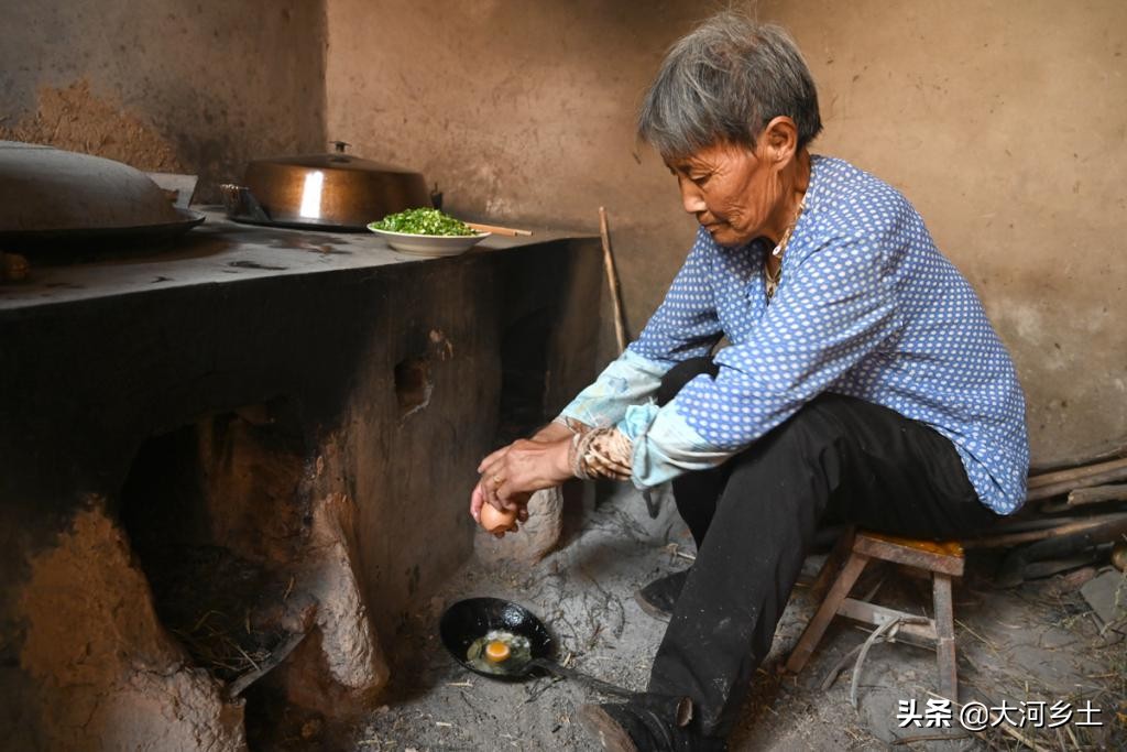 农村大娘炒辣子鸡,农村大娘吃饭不重样
