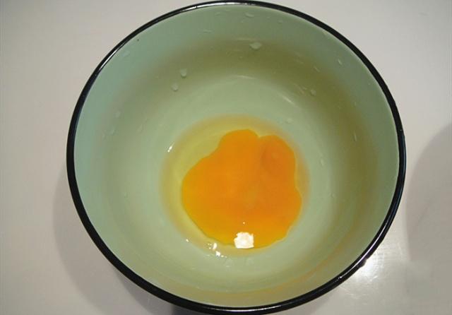 怎样分别人造鸡蛋和真正的鸡蛋,超市里卖的鸡蛋是人造鸡蛋吗