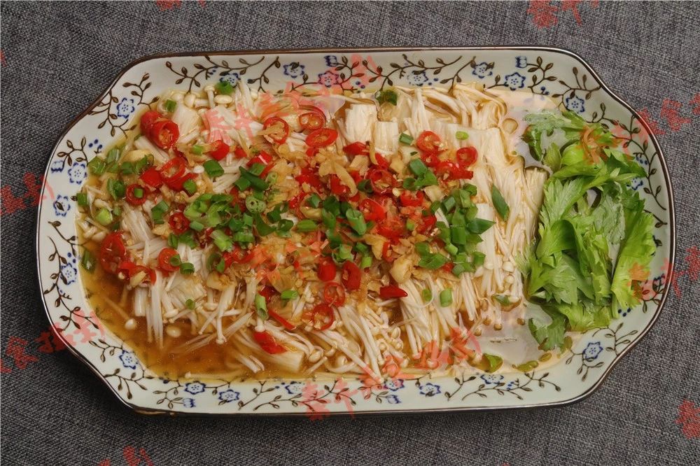 一口吃掉爆辣金针菇这样才叫过瘾,好吃到爆的变态辣金针菇