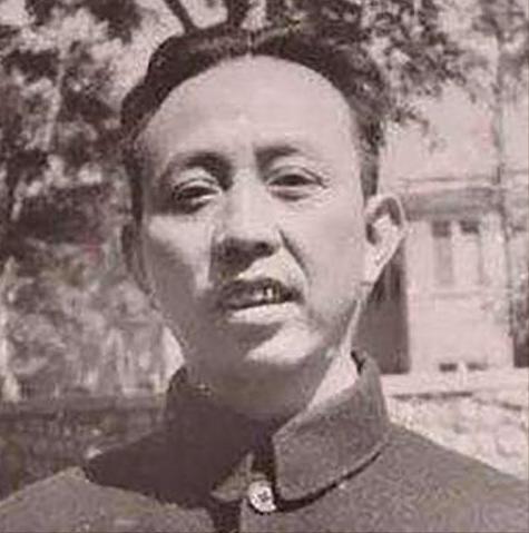 新中国首位被害的高级干部，曾任主席秘书，儿子儿媳是将军