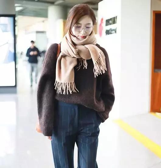 适合羽绒服显脸小围巾的系法,怎么给女生系围巾不会显脸小