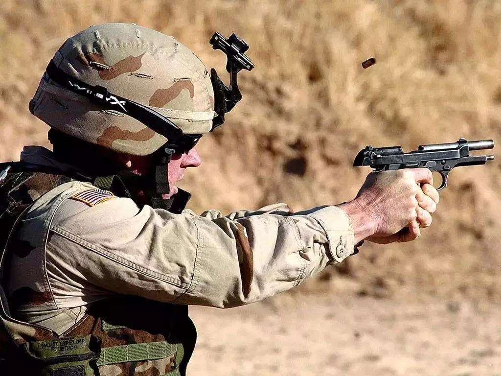 为什么沙漠之鹰威力大,为什么沙漠之鹰打不到人