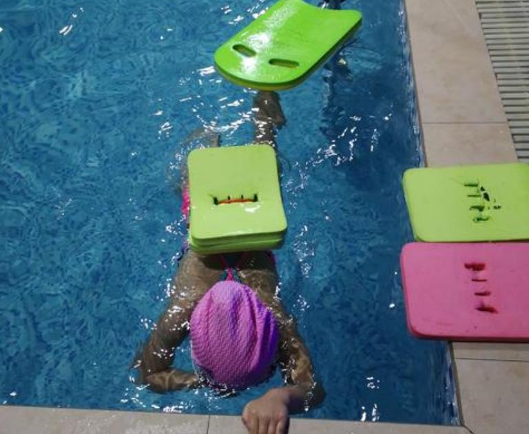 学习游泳需要掌握哪些技巧,学习游泳初学者入门