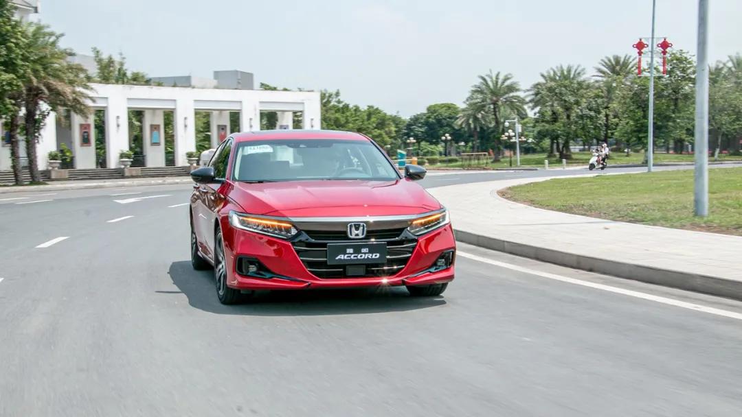 车长超4米9，3毛一公里香到爆，最火合资B级车出新款，开过都说好