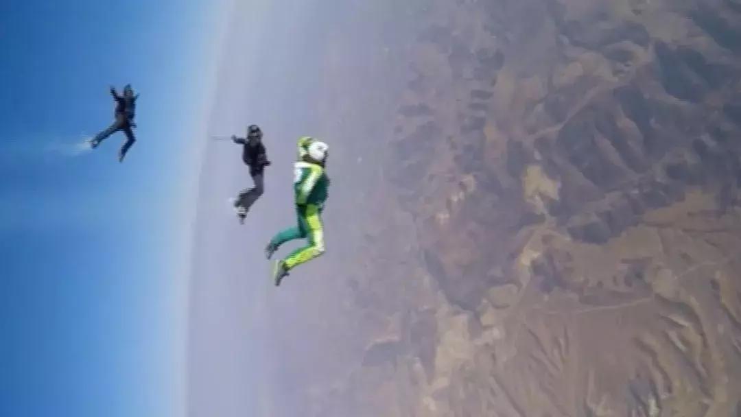 从2.5米高处跳下会怎样,2分钟从8000米高空坠落什么感觉