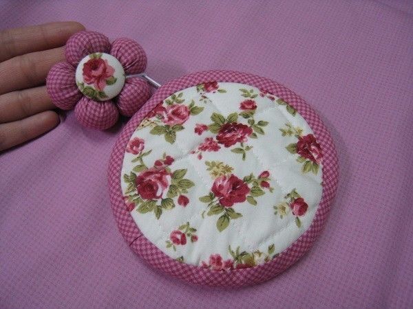 在家用几块小碎布，就能做个玫瑰零钱包，闺蜜看了都想要！附教程