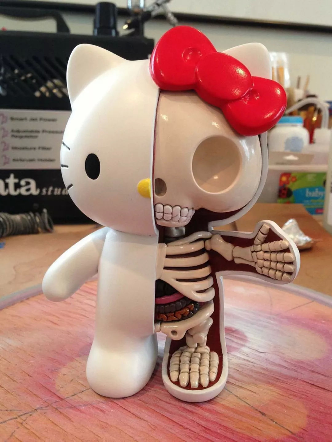 他肢解卡通人物,不但没毁童年,还倍受追捧