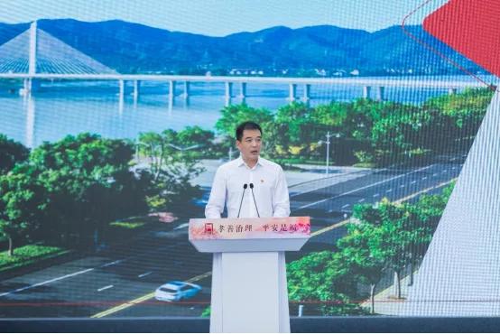 那个背我的警官说：“你可以像信任儿子一样完全信任我！”