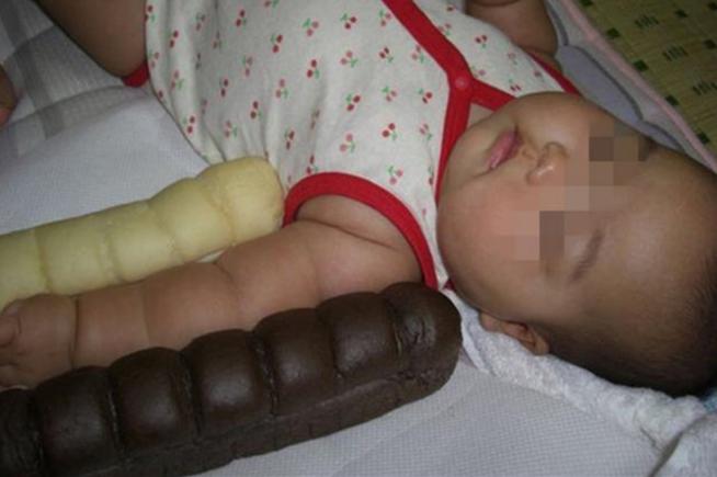 “捕蝇器宝宝”火了,用肉就能夹死苍蝇,妈妈晒视频被吐槽:心大