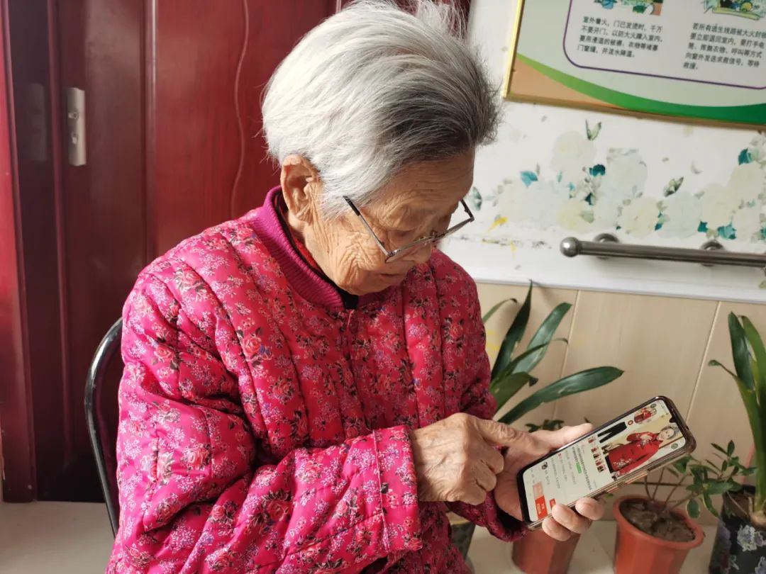 大家评价下，韩奶奶自己网购的唐装好看不